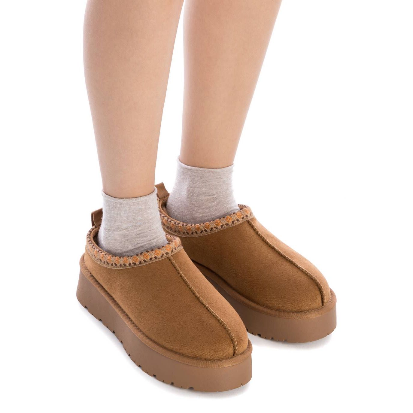 XTI women's camel slipper