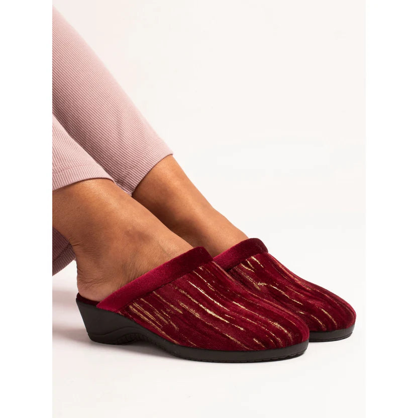 Lunar women's burgundy velour slipper