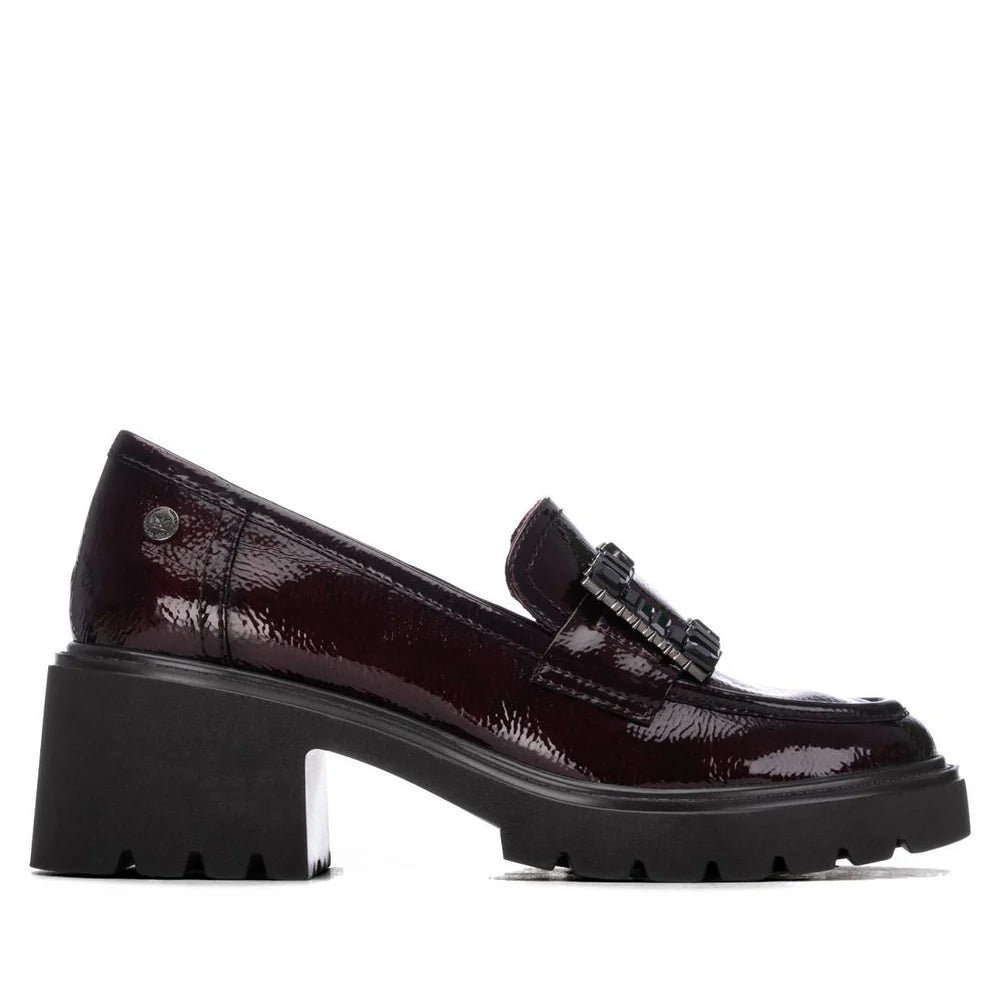XTI women's burgundy patent loafer